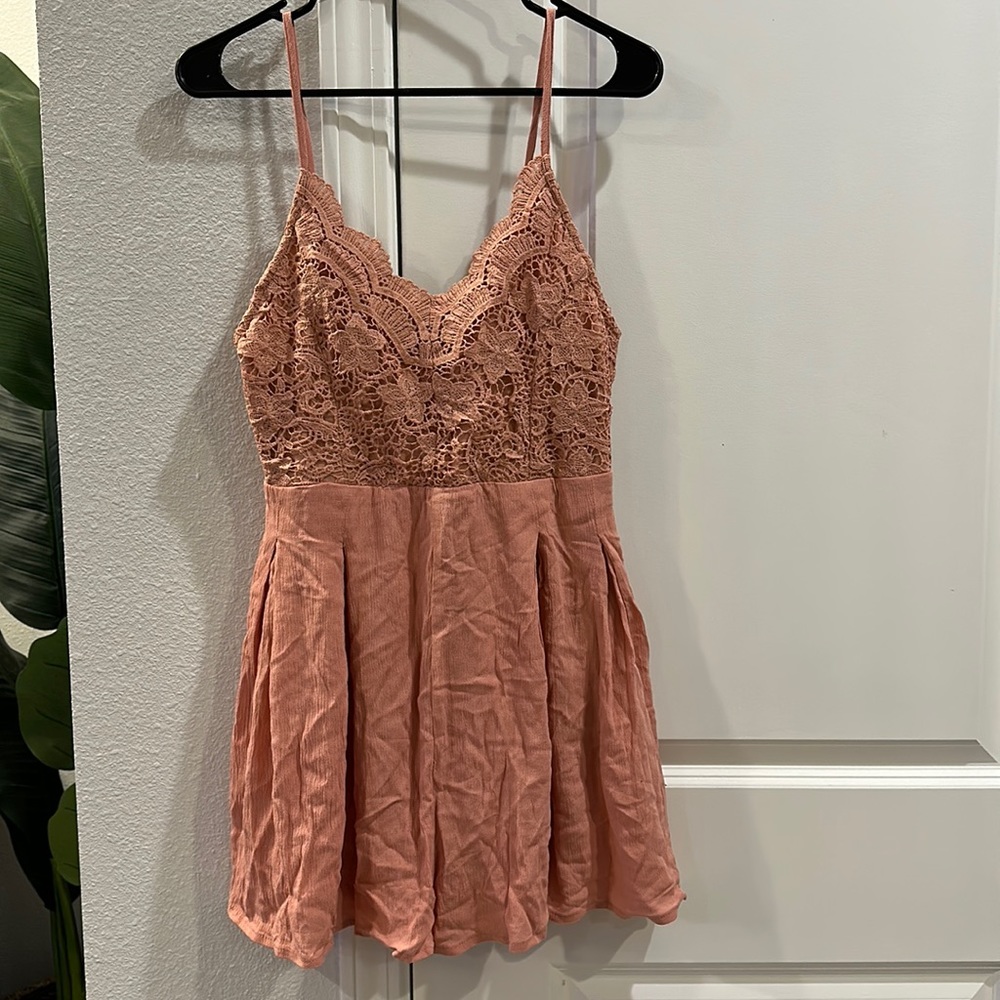 NWT La Miel Romper. Peach. Size Medium. Never worn. Has Pockets.